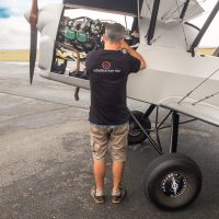 Stampe ULM Franck contrôlant le moteur Rotax du Stampe